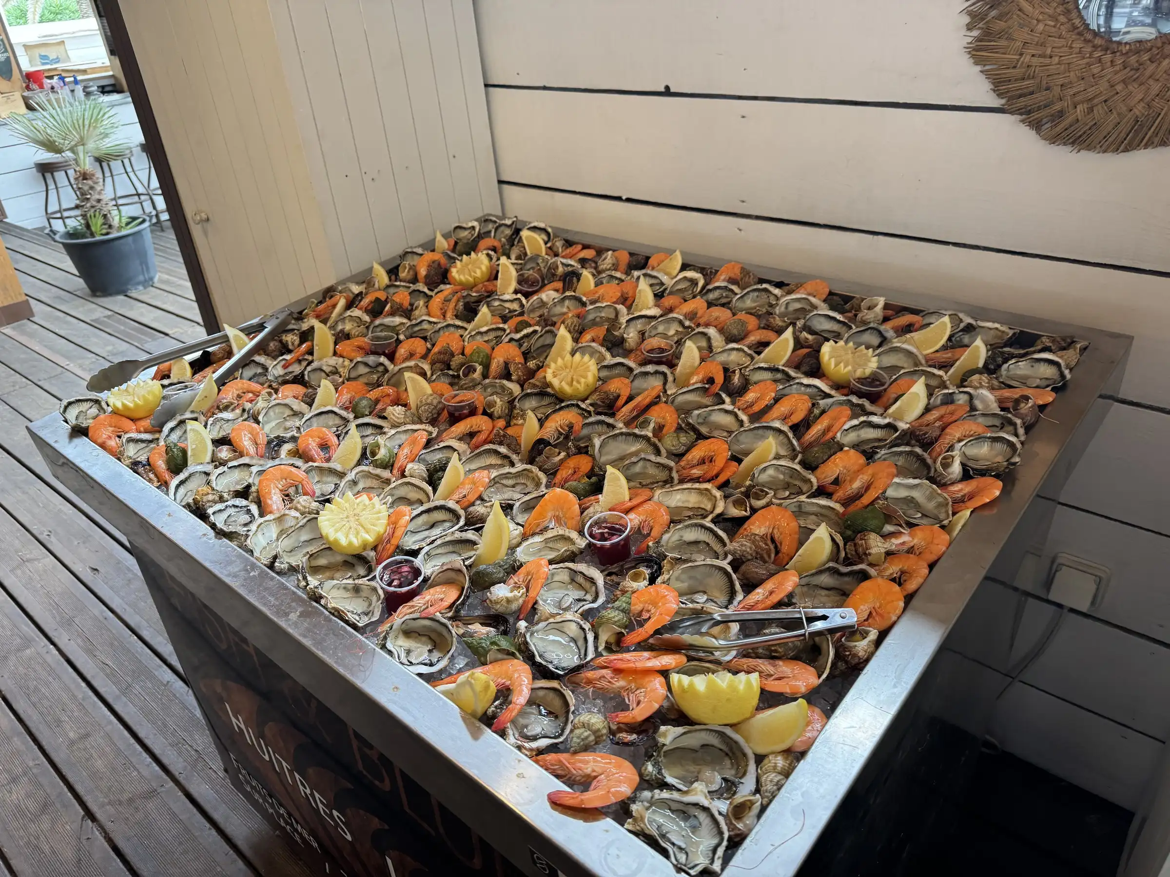 Le grand bac de fruits de mer, garni d'huîtres, de crevettes et de bulots