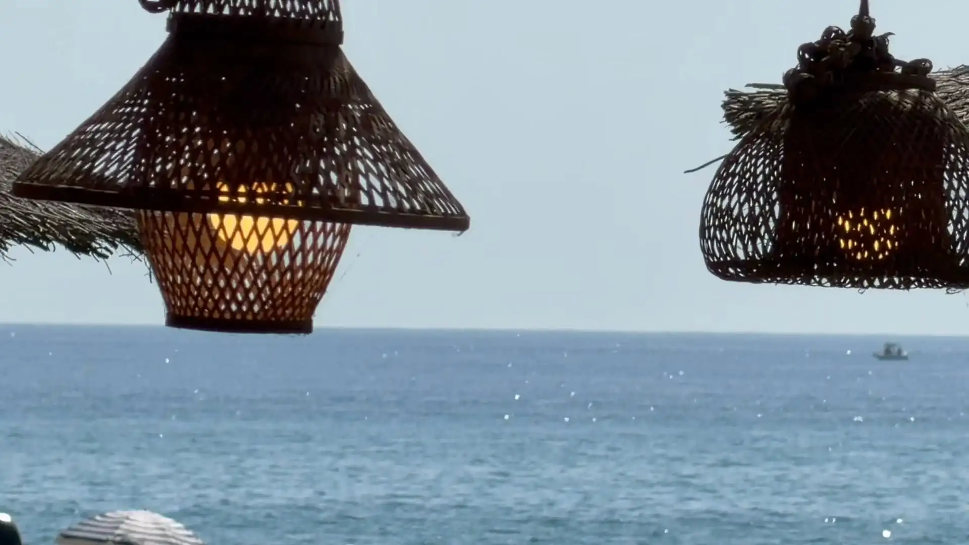La mer vue depuis la terrasse, sous les suspensions en fibre
