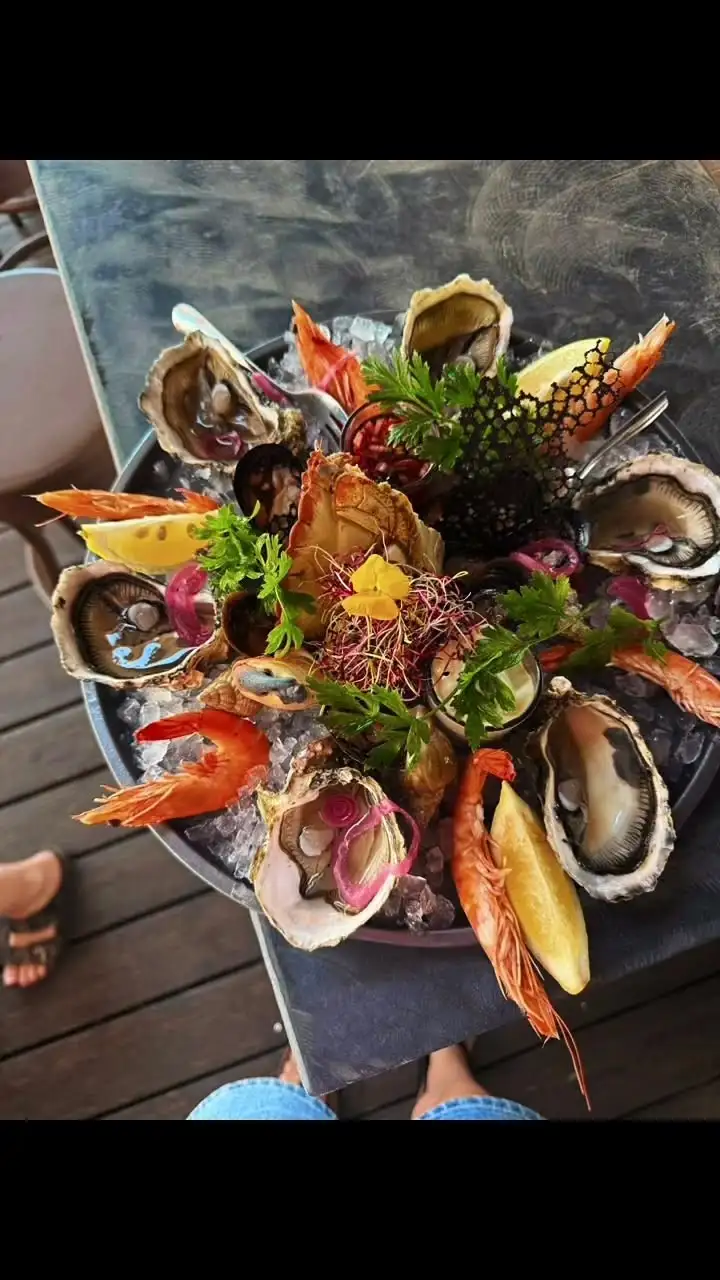 Plateau de fruits de mer : huîtres, crevettes et coquillages sur glace