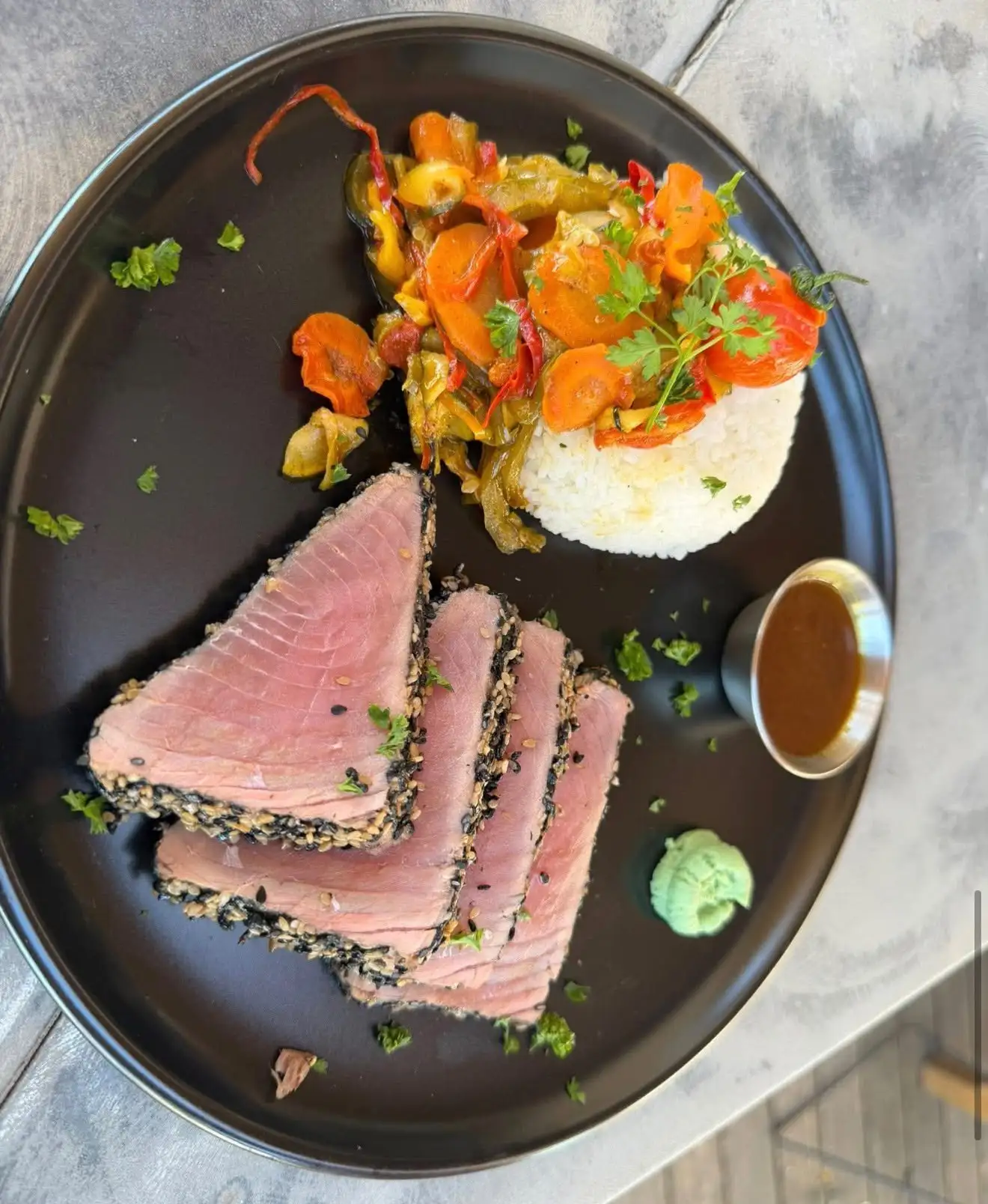 Tataki de thon au sésame, riz et légumes du soleil