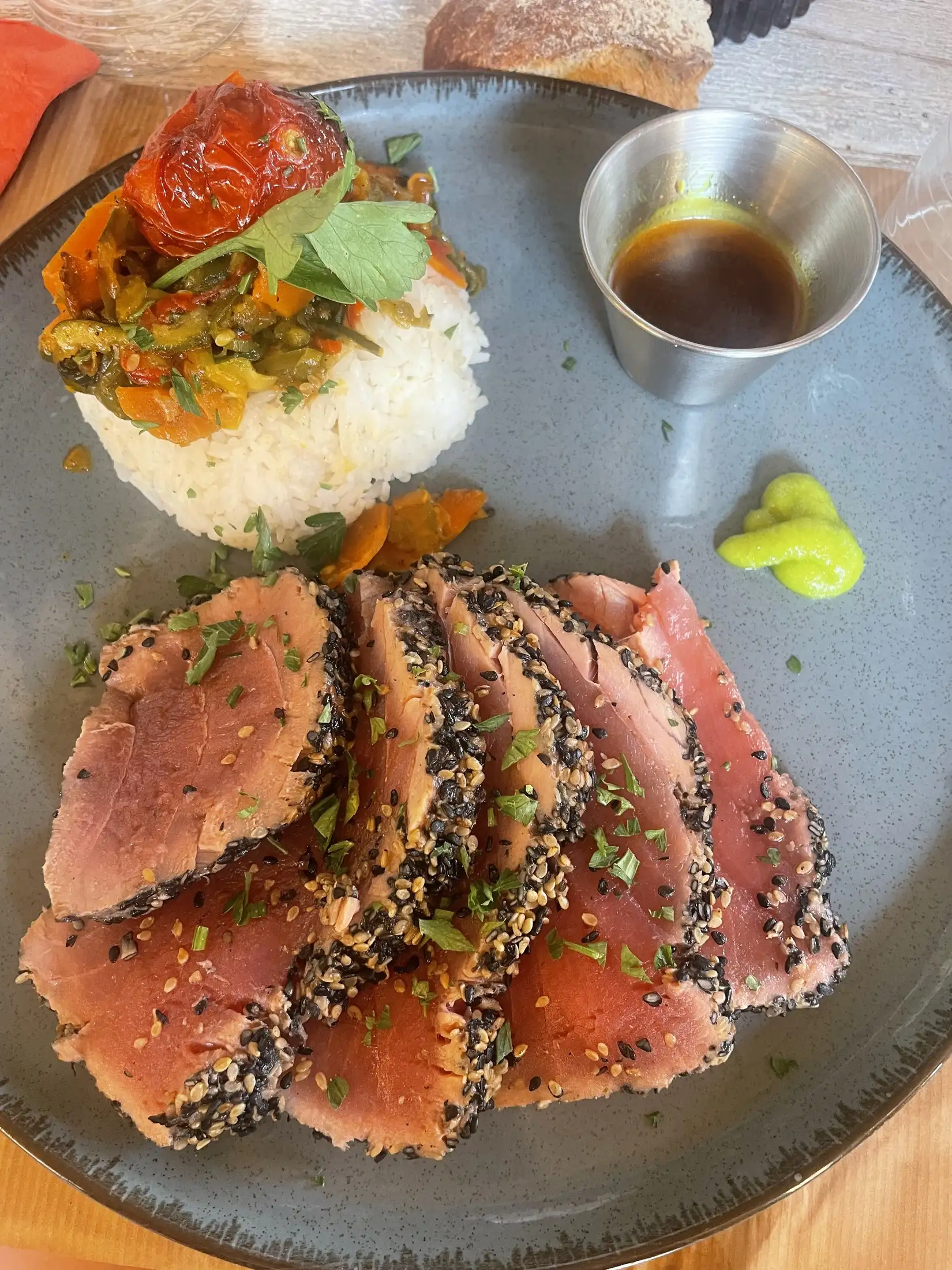 Tataki de thon en croûte de sésame, tranché, avec riz et légumes